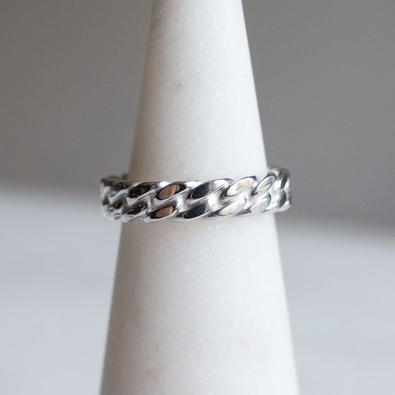 Close up Melanie Pigeaud chain ring in sterling silver