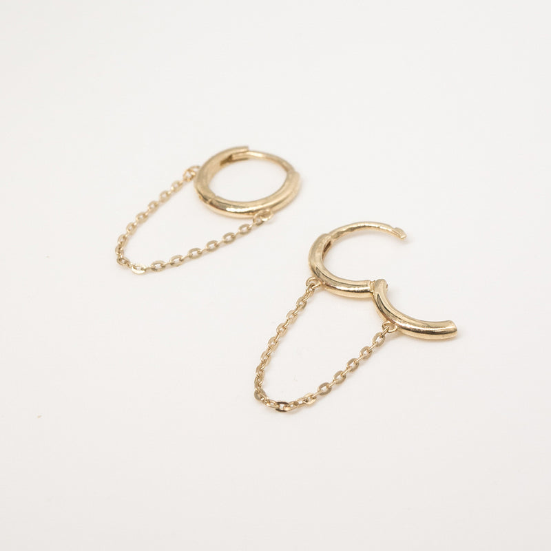 Set of Melanie Pigeaud chain hoops earrings in 9k gold with one open closure
